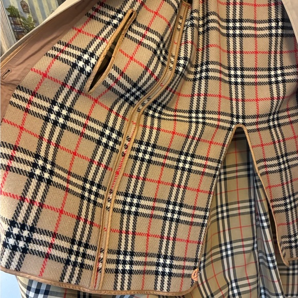 Burberry Classic Check Pattern with Navy Label - Picture 3 of 7